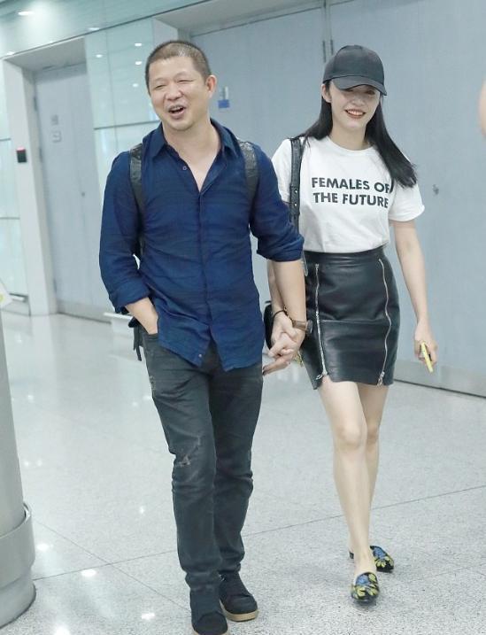 姚晨曹郁夫妇现身机场, 少女感十足的姚晨与曹郁形成鲜明对比!