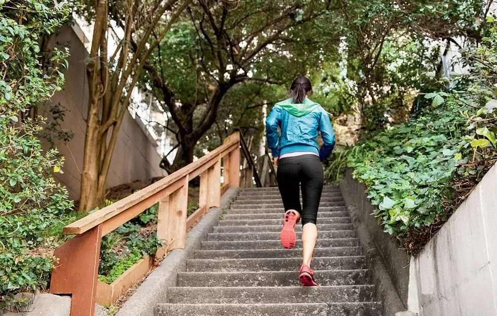 爬山对跑者好处_跑步的正确姿势动图_爬山训练注意事项