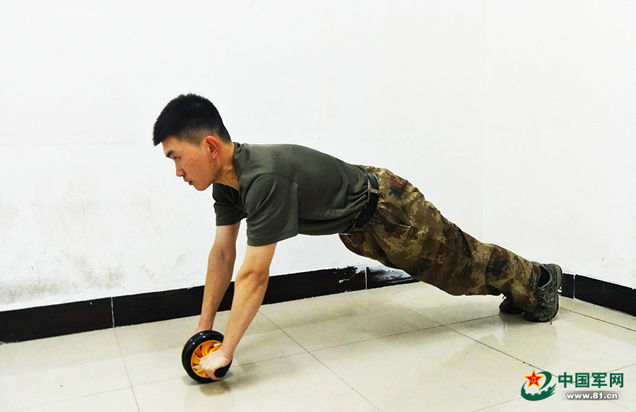 腹肌轮正确姿势_腹肌轮跪姿训练_腹肌轮几个轮的好