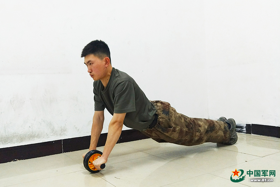 腹肌轮正确姿势_腹肌轮跪姿训练_腹肌轮几个轮的好