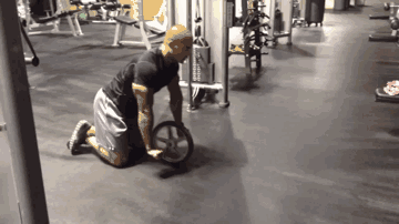 每天做50个健腹轮一个月能出腹肌吗_腹肌轮几个轮的好_健腹轮训练方法