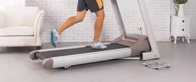 跑步机膝盖损伤原因_wnq跑步机履带偏右_跑步机历史渊源