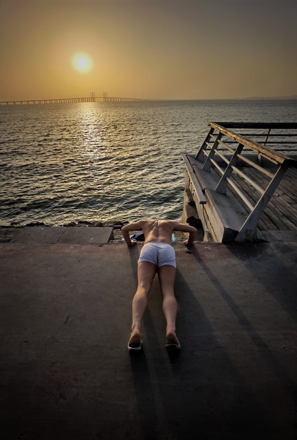 徒手健身俯卧撑极限_胸肌哥7大锻炼方法增强胸肌_突破俯卧撑天花板方法