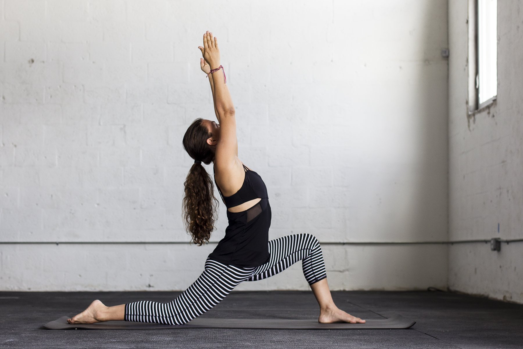 瑜伽打开髋部改善情绪_瑜伽猫牛单腿伸展变体_压力臀部存储情绪瑜伽姿势