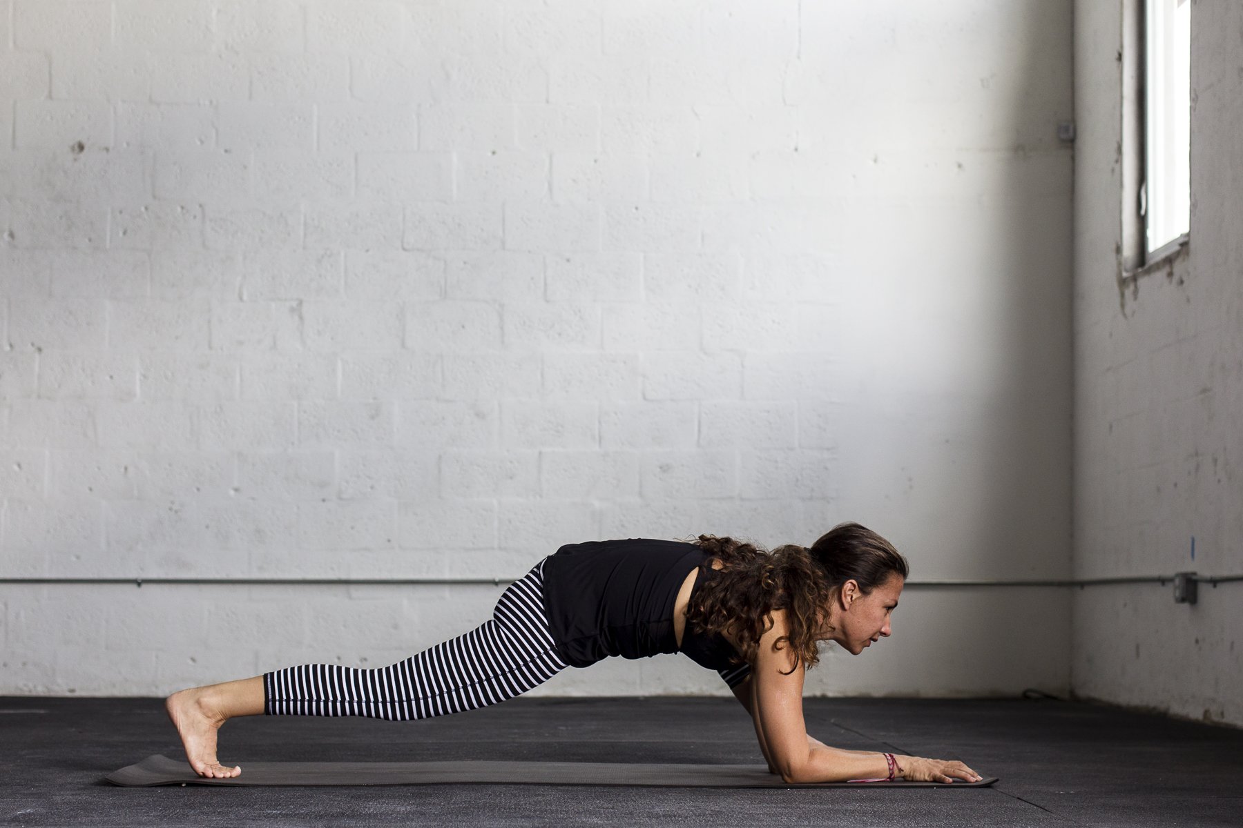 瑜伽猫牛单腿伸展变体_压力臀部存储情绪瑜伽姿势_瑜伽打开髋部改善情绪