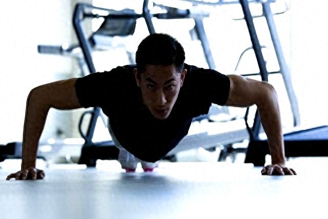 30岁后肌肉流失锻炼方案_胸肌哥7大锻炼方法增强胸肌_俯卧撑深蹲健步跳