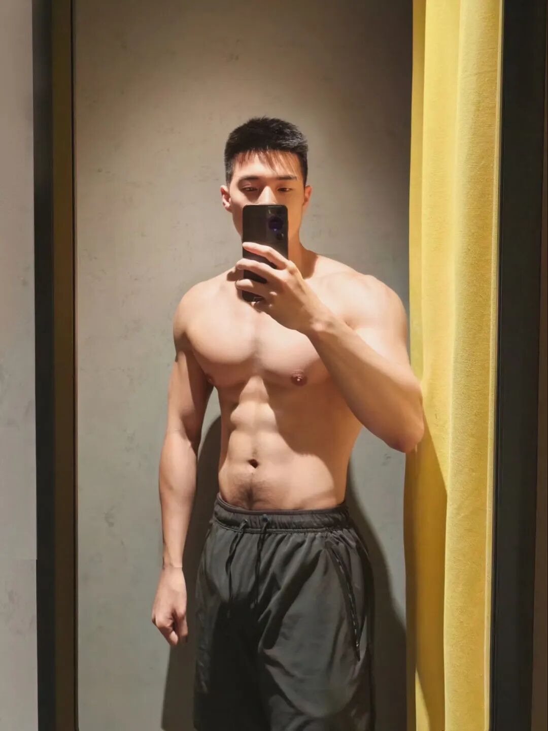 胸肌哥7大锻炼方法增强胸肌_肌肉男身材_健身激励