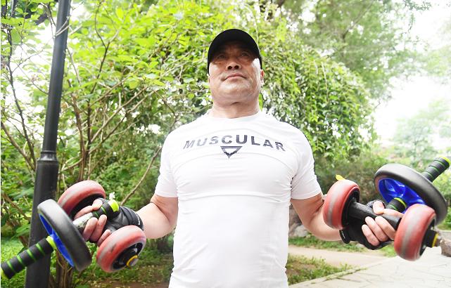 沈阳日报高手在民间栏目_腹肌轮健身达人_腹肌轮几个轮的好