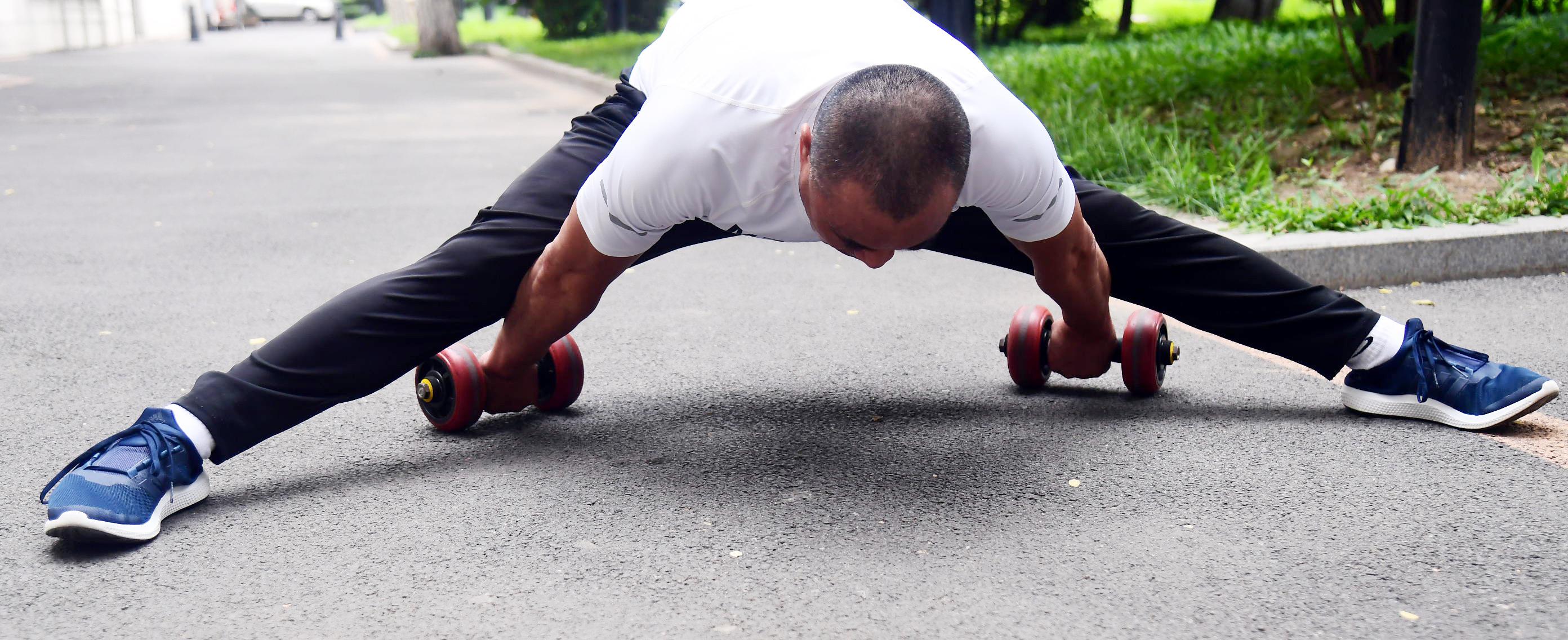 腹肌轮健身达人_沈阳日报高手在民间栏目_腹肌轮几个轮的好