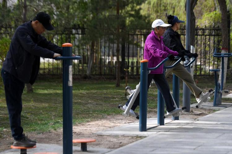 天冷晨练戴手套好处_改善手部血液循环冬季运动_健身手套怎么选择