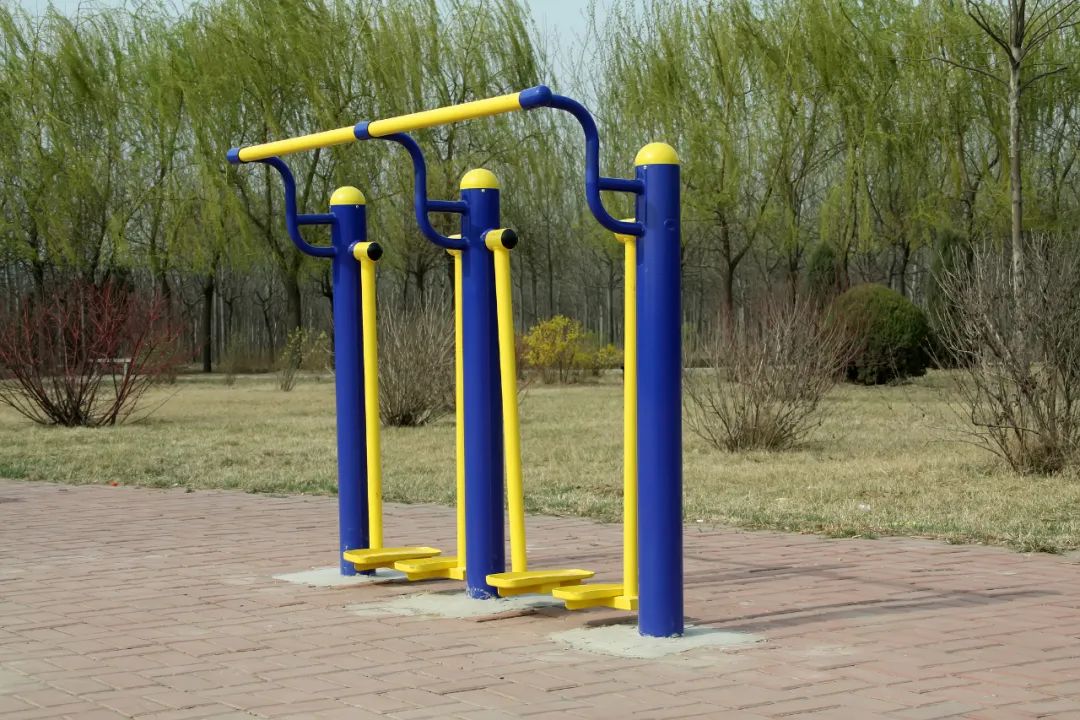 太空漫步机正确用法_健身房腹肌锻炼方法_小区健身器材使用方法