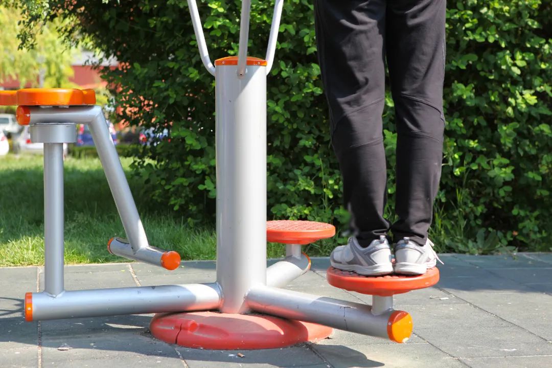 健身房腹肌锻炼方法_小区健身器材使用方法_太空漫步机正确用法