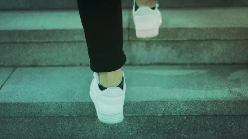 前后脚静蹲锻炼膝盖_膝盖弯曲90度后方法_居家强化膝盖力量