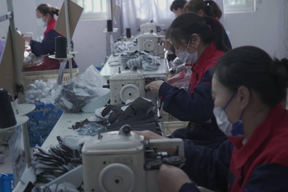 嘉祥滑雪手套产业_专业健身手套_建华中兴手套出口业务