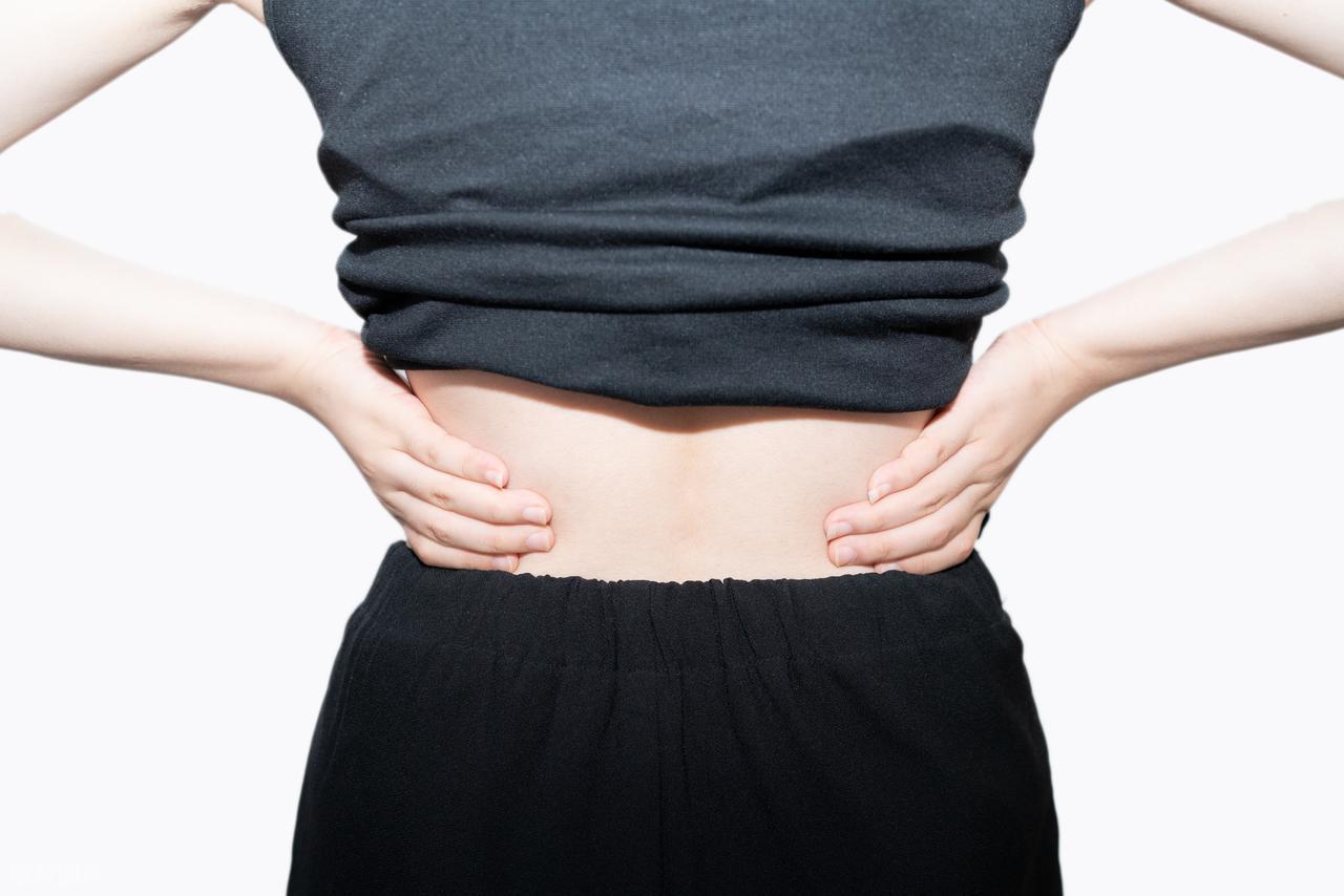 长时间窝沙发姿势_腰椎间盘突出不能弯腰_办公室腰间盘突出