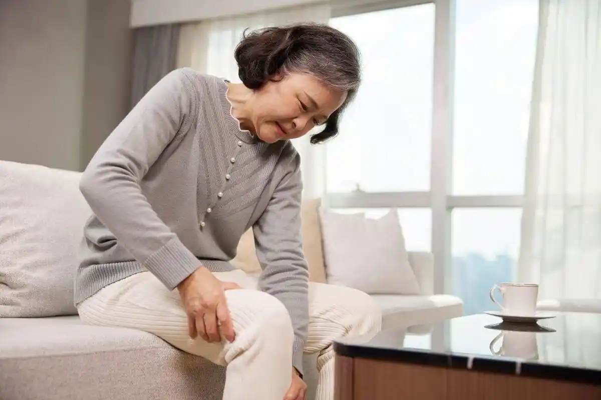 腰椎间盘突出不能弯腰_腰椎间盘突出 久坐不动 低头玩手机