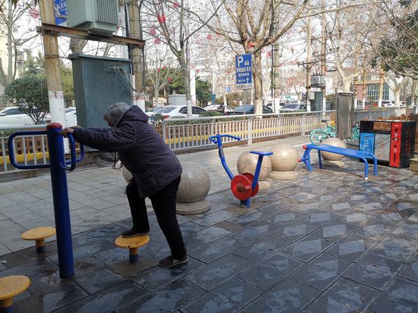 郑州市室外健身器材消毒情况_郑州室外健身器材病毒传播风险_健身手套