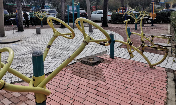 郑州市室外健身器材消毒情况_健身手套_郑州室外健身器材病毒传播风险