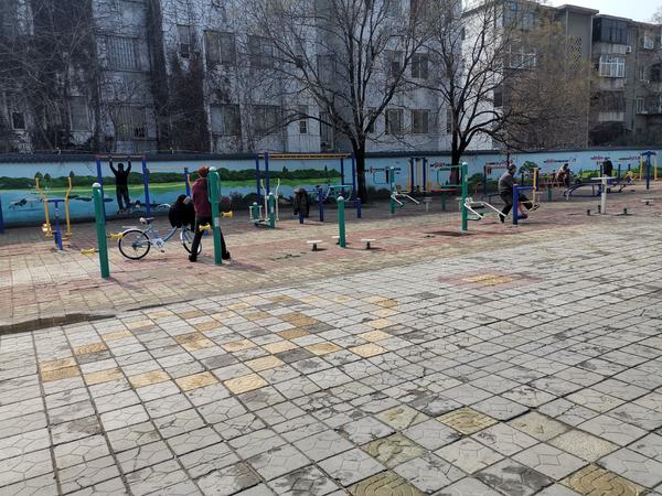 郑州市室外健身器材消毒情况_郑州室外健身器材病毒传播风险_健身手套