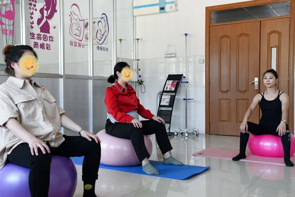 孕妇做瑜珈球有作用吗_自然分娩孕妇瑜伽_孕期科学运动