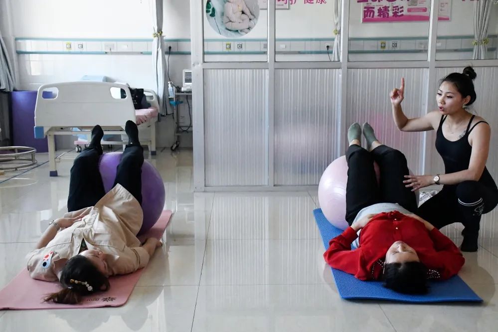 自然分娩孕妇瑜伽_孕期科学运动_孕妇做瑜珈球有作用吗