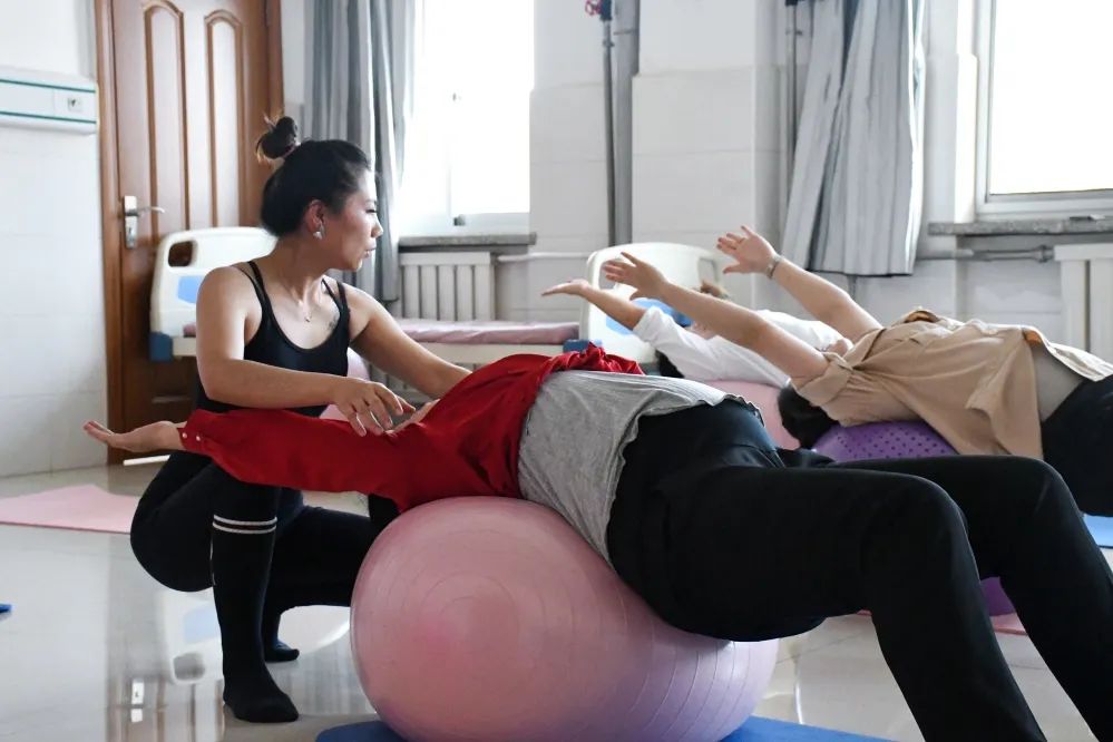 自然分娩孕妇瑜伽_孕妇做瑜珈球有作用吗_孕期科学运动