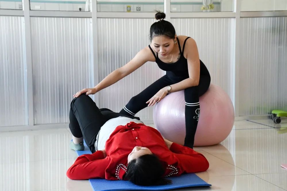 自然分娩孕妇瑜伽_孕妇做瑜珈球有作用吗_孕期科学运动