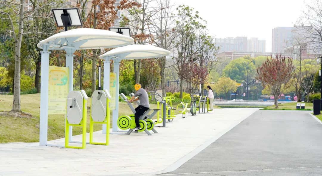 综合训练器健身器_智能健身器材 苏河公园 健身新姿势