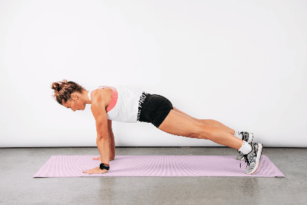 俯卧撑错误姿势纠正_标准俯卧撑做法_标准俯卧撑一般人能做多少个