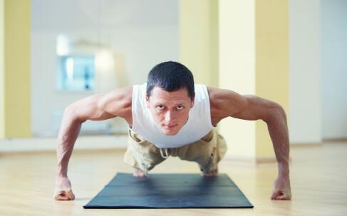 深蹲卧推俯卧撑_力量训练姿势有哪些_力量训练方法