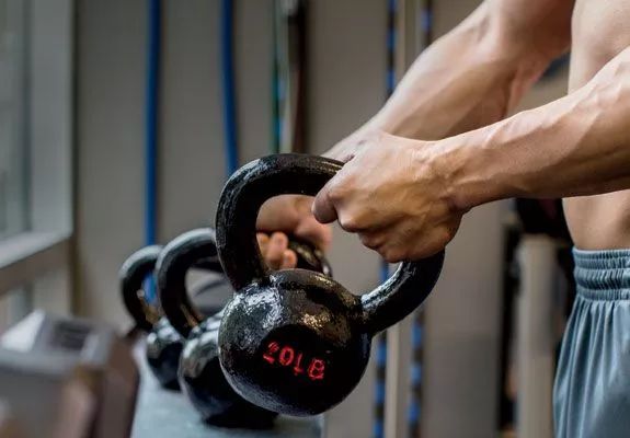 健身手套是否需要戴_健身手套推荐 知乎_健身手套的作用和好处