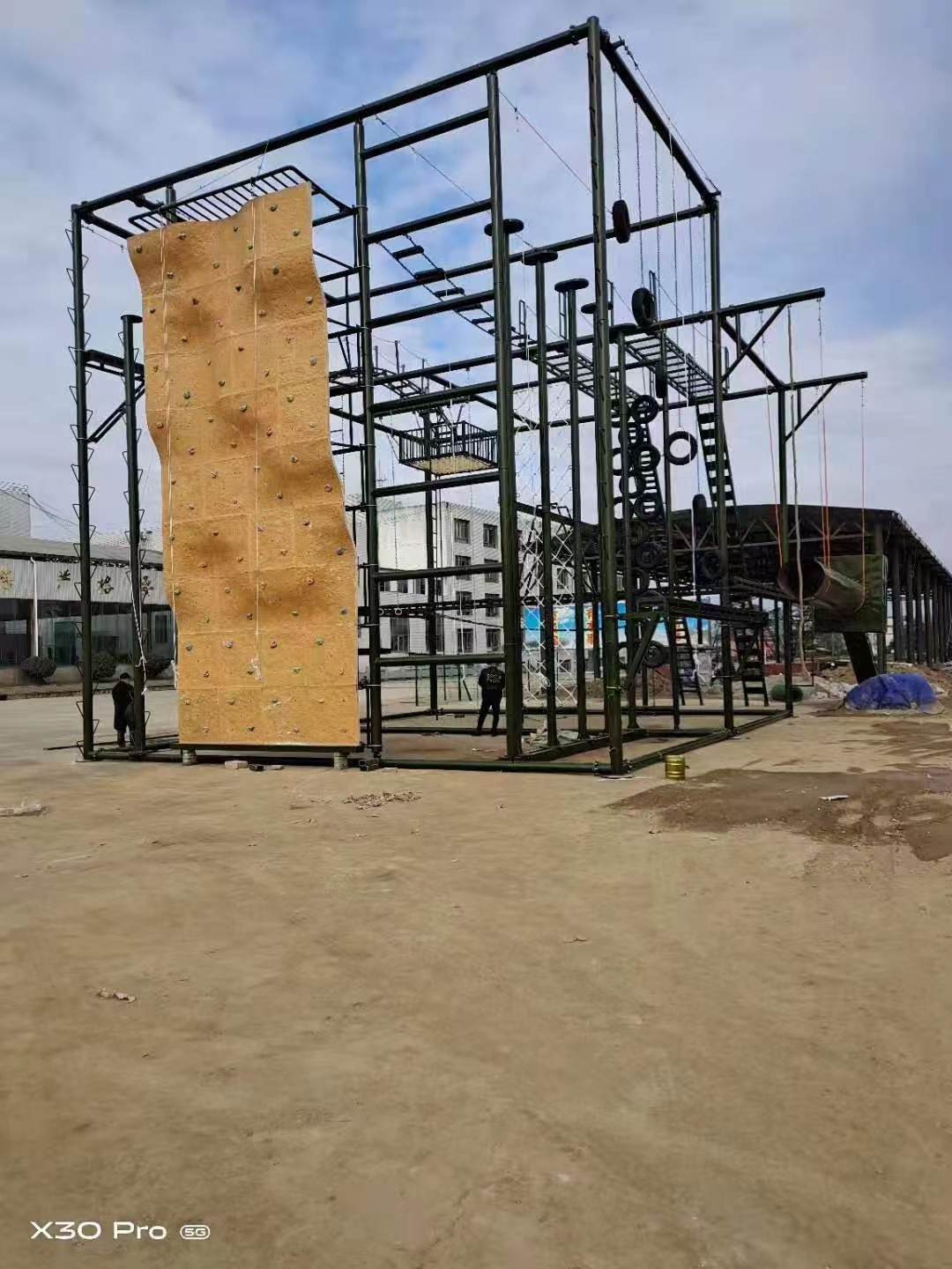 军事户外障碍训练器材_深蹲训练器_综合训练器锻炼轨迹