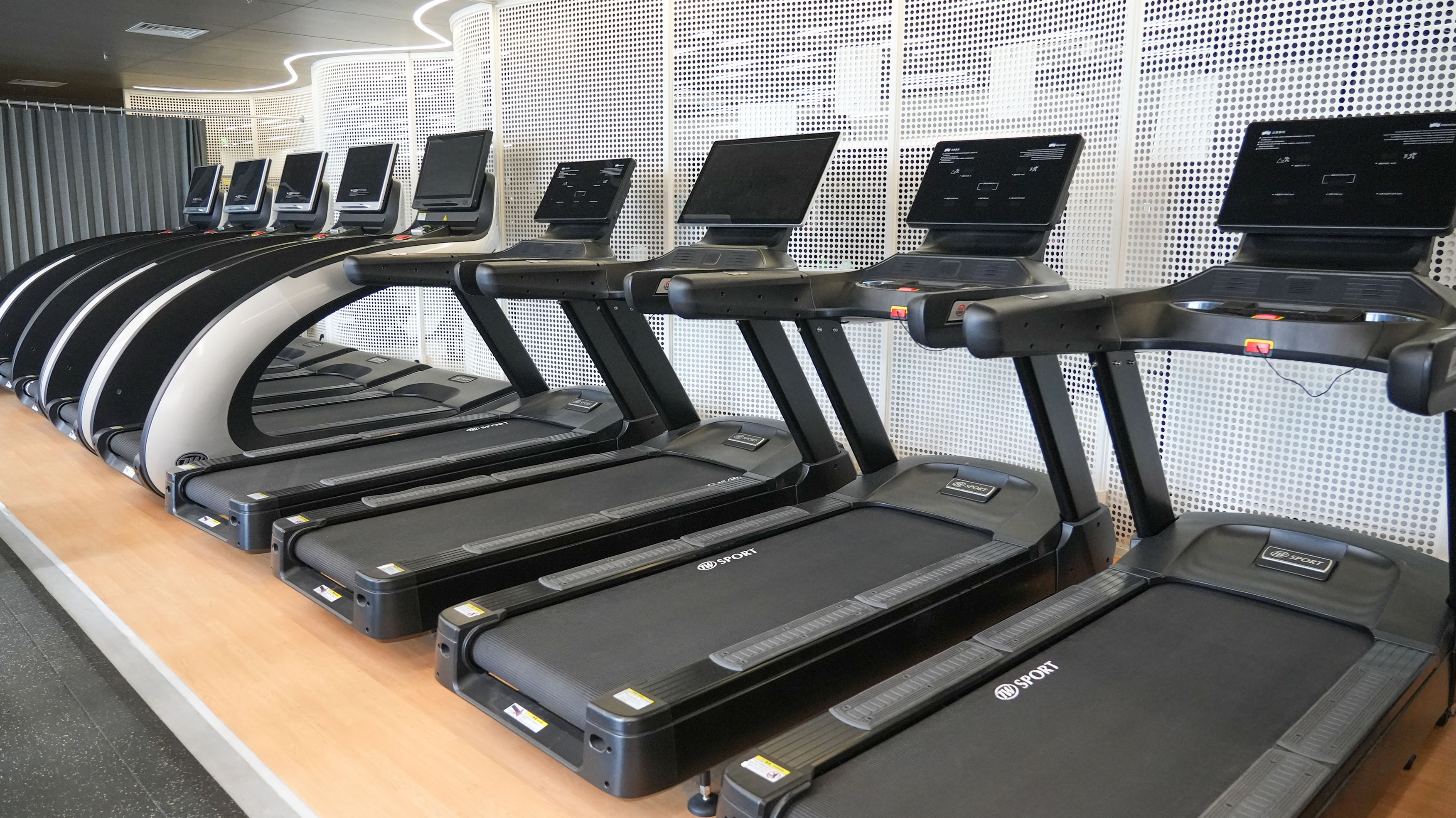 带虚拟跑步功能和紧急停止按钮的跑步机_跑步机什么牌子静音减震效果好_家用商用跑步机选购指南