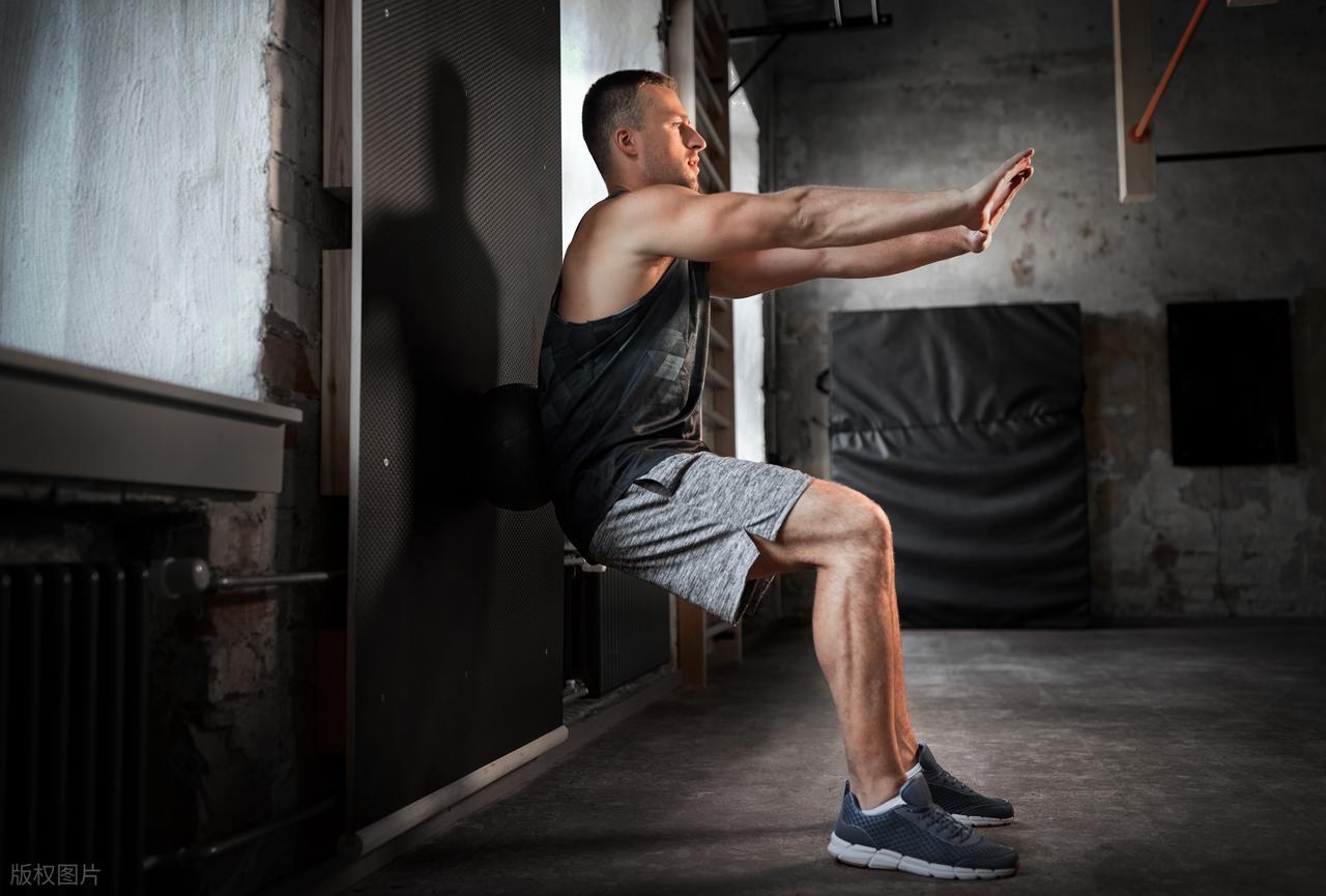 健身蹲的动作有哪些_深蹲改善久坐问题_深蹲训练好处