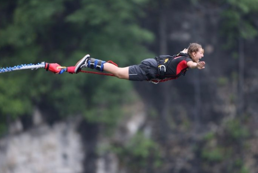 好的极限运动设施_90后小伙专职抱人蹦极成网红_世界各地蹦极圣地