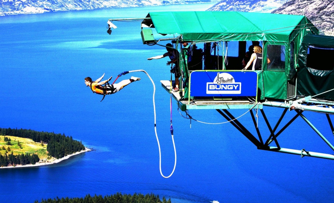 90后小伙专职抱人蹦极成网红_好的极限运动设施_世界各地蹦极圣地