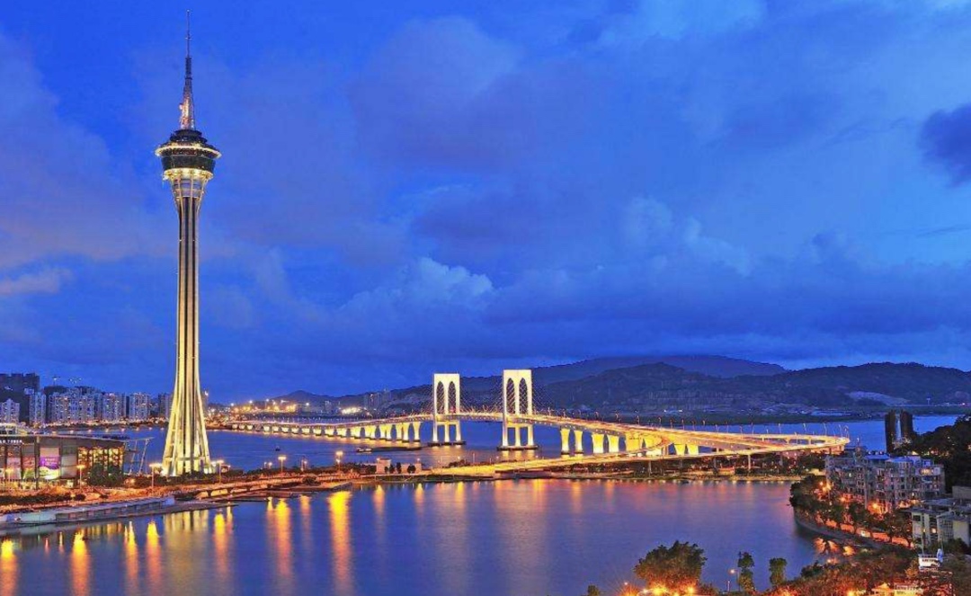 世界各地蹦极圣地_90后小伙专职抱人蹦极成网红_好的极限运动设施