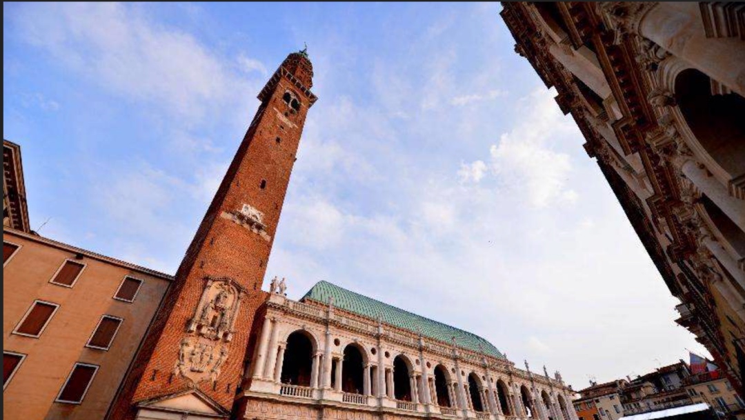 好的极限运动设施_90后小伙专职抱人蹦极成网红_世界各地蹦极圣地