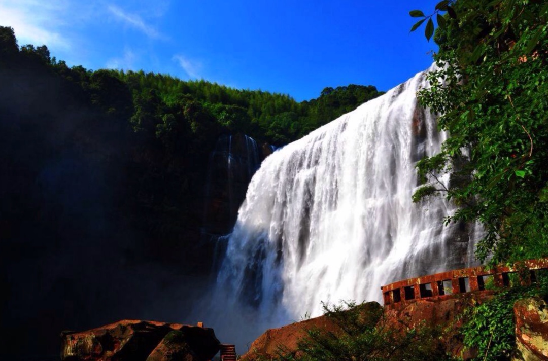 好的极限运动设施_90后小伙专职抱人蹦极成网红_世界各地蹦极圣地