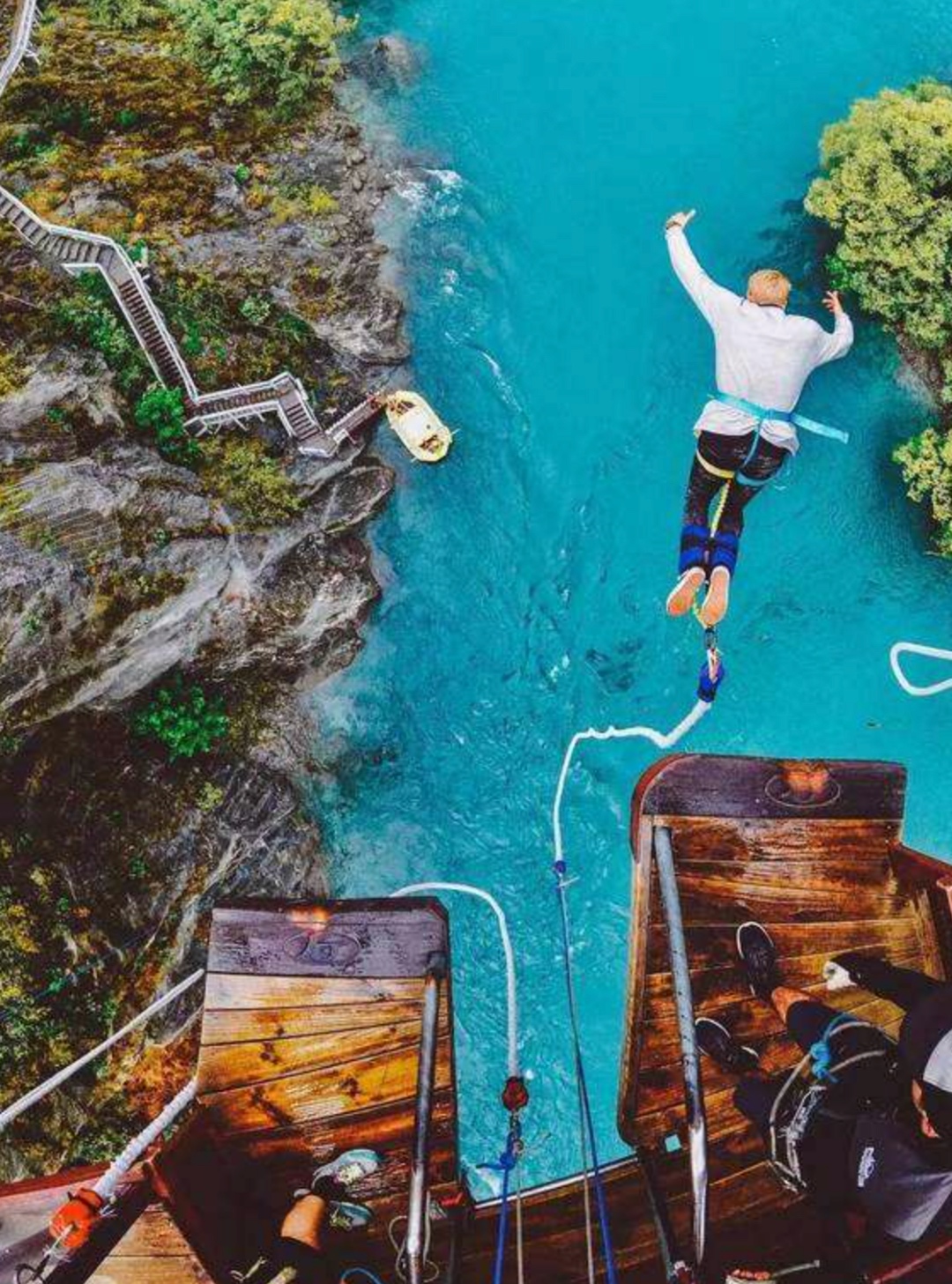 世界各地蹦极圣地_90后小伙专职抱人蹦极成网红_好的极限运动设施