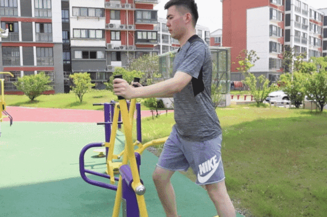 社区健身器材使用方法_单人站综合训练器使用_上海社区体育设施分布