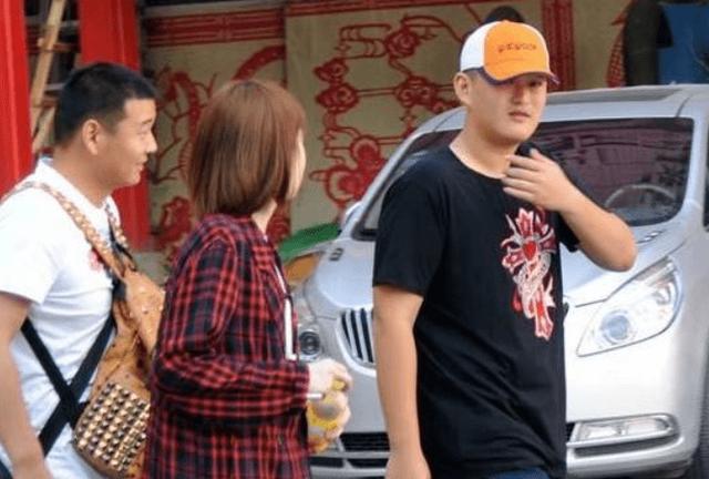 pg电子麻将胡了入口下载 赵本山儿子牛牛在超市被偶遇，狂甩肉30斤后，网友：瘦成张翰了