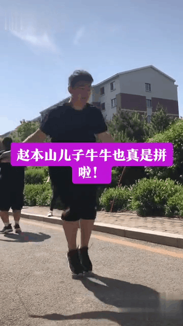 明星减肥方法对比_赵一楠牛牛瘦身_脚蹬拉力器瘦腰腹训练