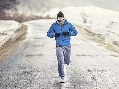 明星减肥方法对比_赵一楠牛牛瘦身_脚蹬拉力器瘦腰腹训练