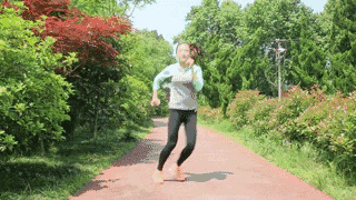 明星减肥方法对比_赵一楠牛牛瘦身_脚蹬拉力器瘦腰腹训练