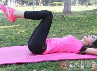 睡前抬腿养气血_在床上能做的拉筋动作_筋缩的危害与拉筋好处